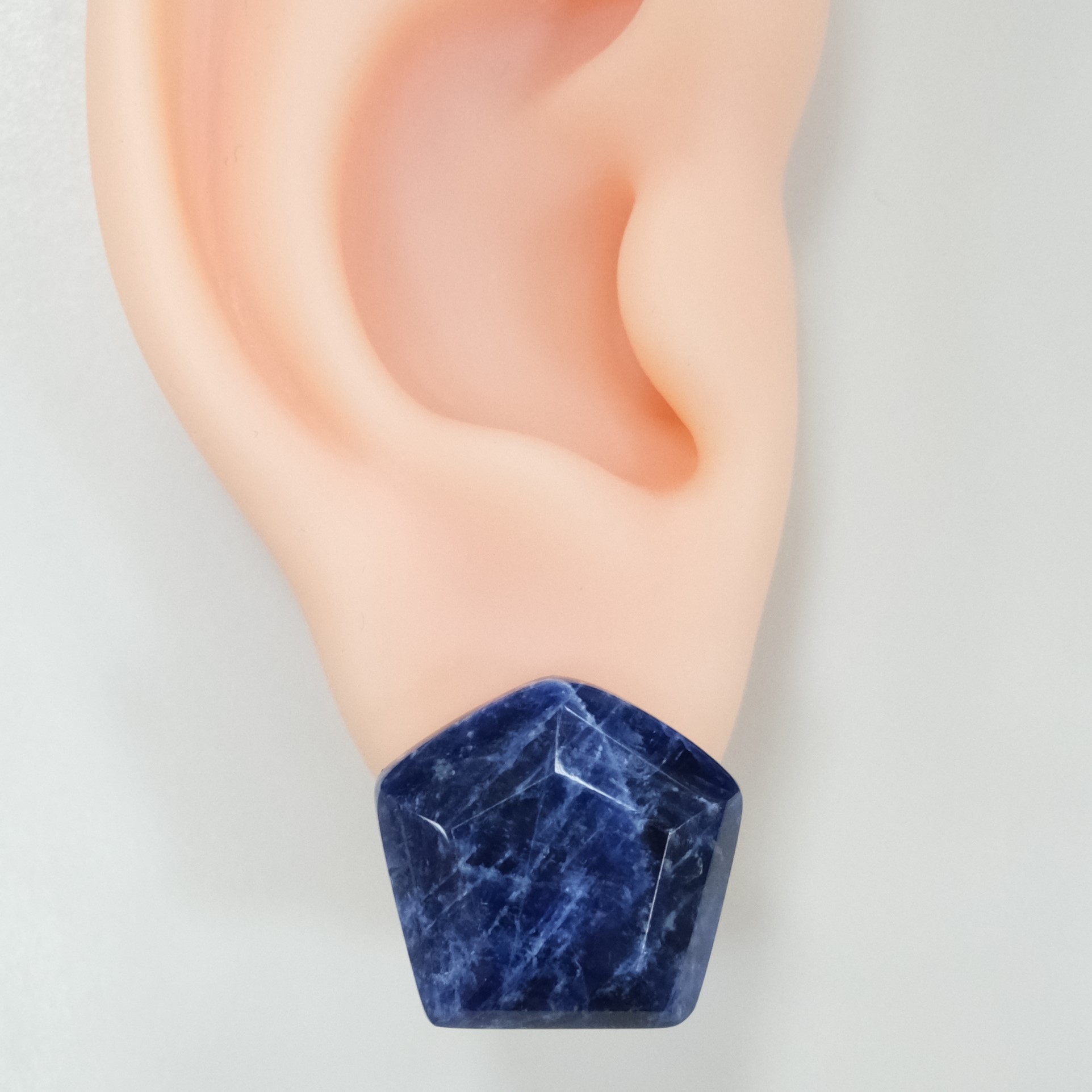 Серебряные серьги с содалитами